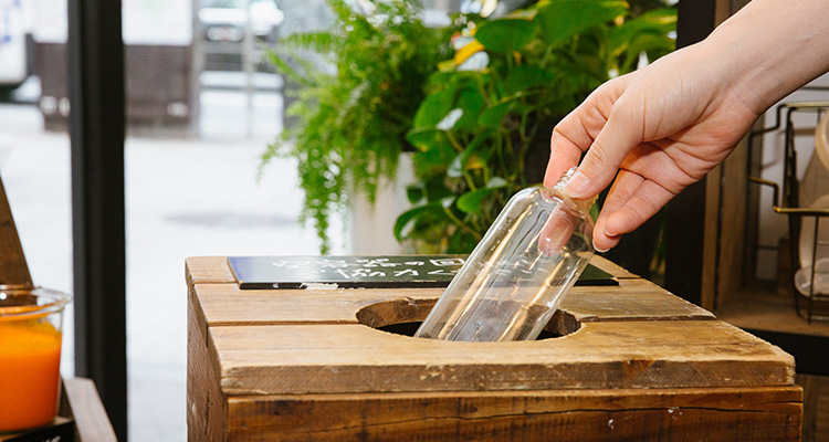 世界がプラスチックのあり方に揺らぐ今、ラッシュが提示する「パッケージフリー(ネイキッド)」という選択