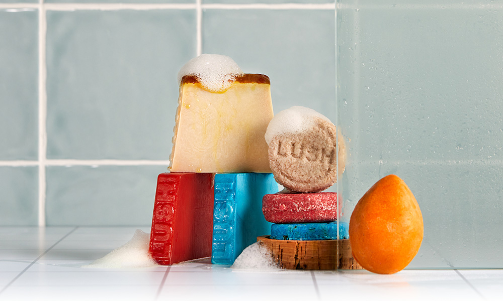 世界がプラスチックのあり方に揺らぐ今、ラッシュが提示する「パッケージフリー(ネイキッド)」という選択